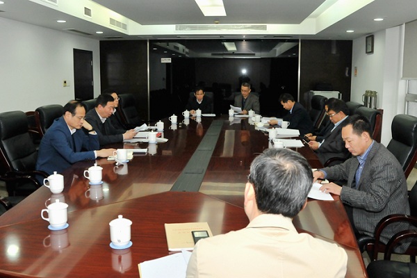 省住房城鄉(xiāng)建設(shè)廳黨組書記顧小平主持召開廳黨組會議，專題學(xué)習(xí)黨的十八屆六中全會精神